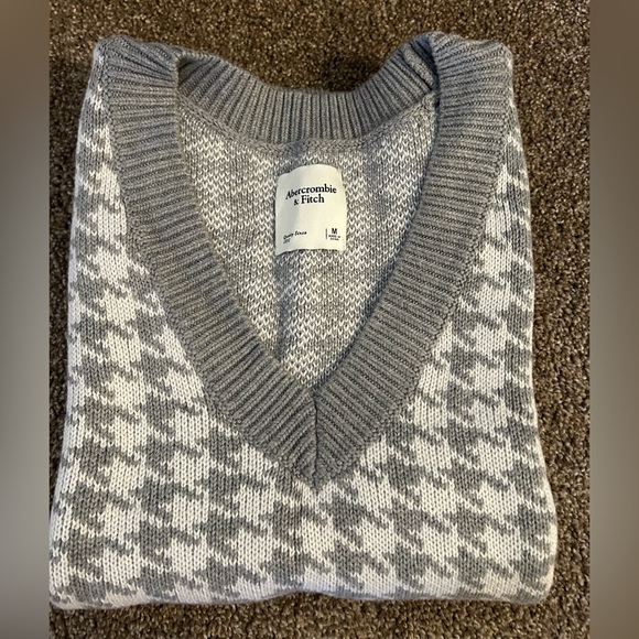Abercrombie and Fitch women sweater vest - Picture 2 of 2